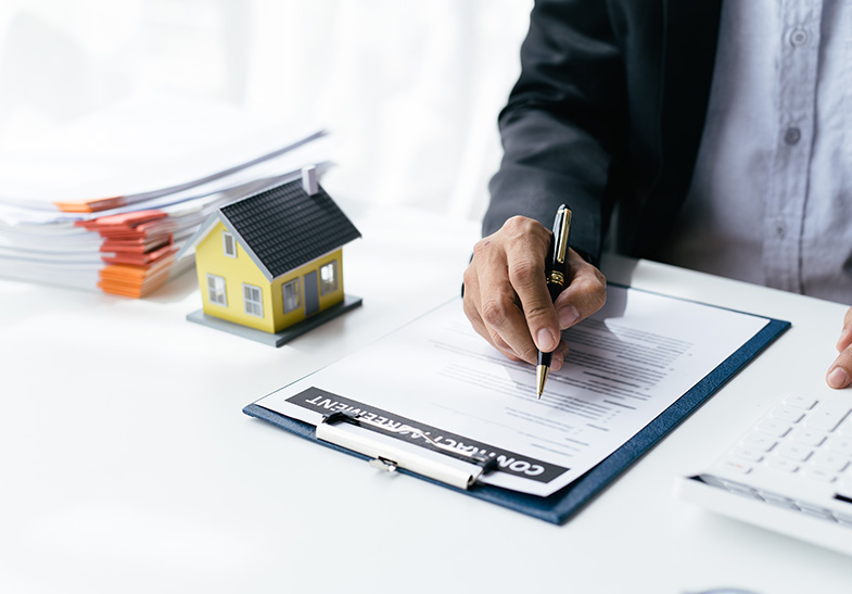 バイクも停められるガレージハウス