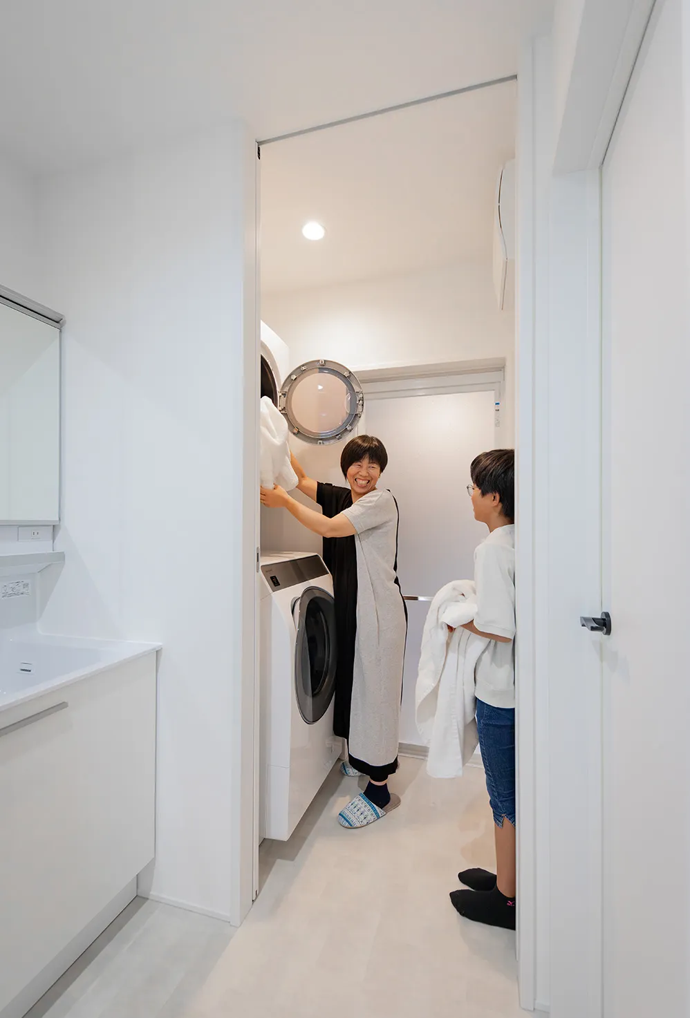 洗濯物を洗濯機へ入れる様子