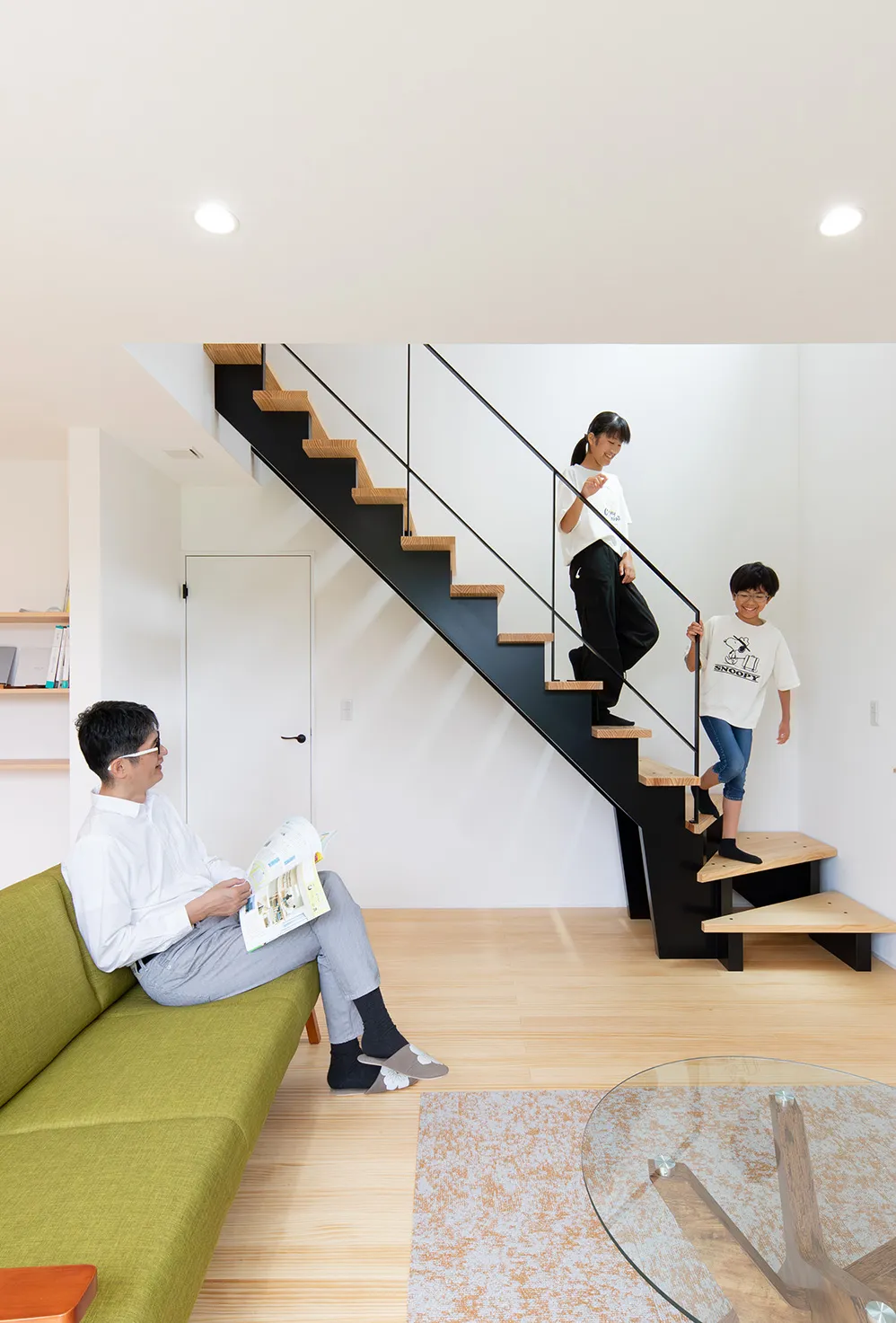 男の子と女の子とが階段を降りている