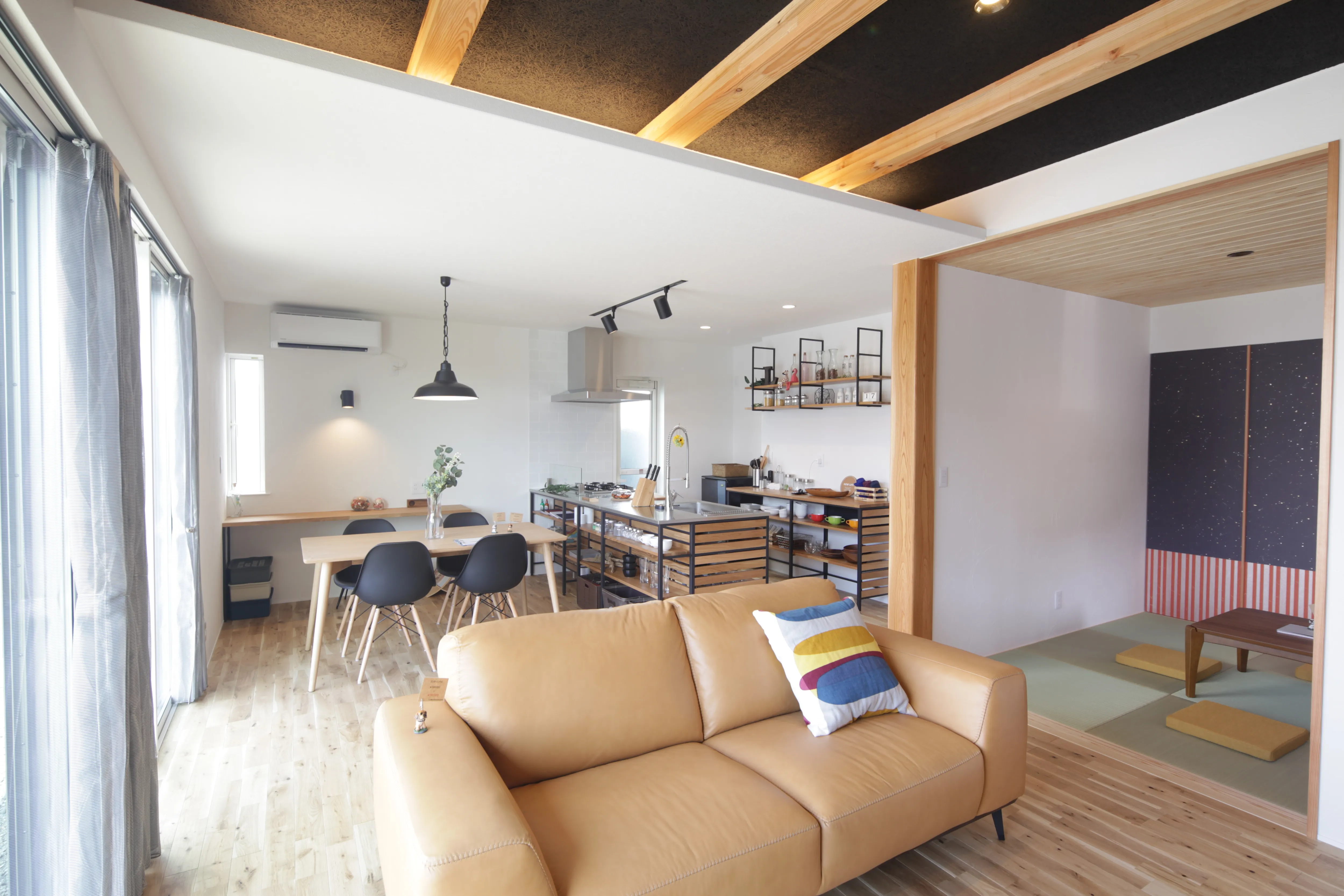 緑の綺麗な家の外観