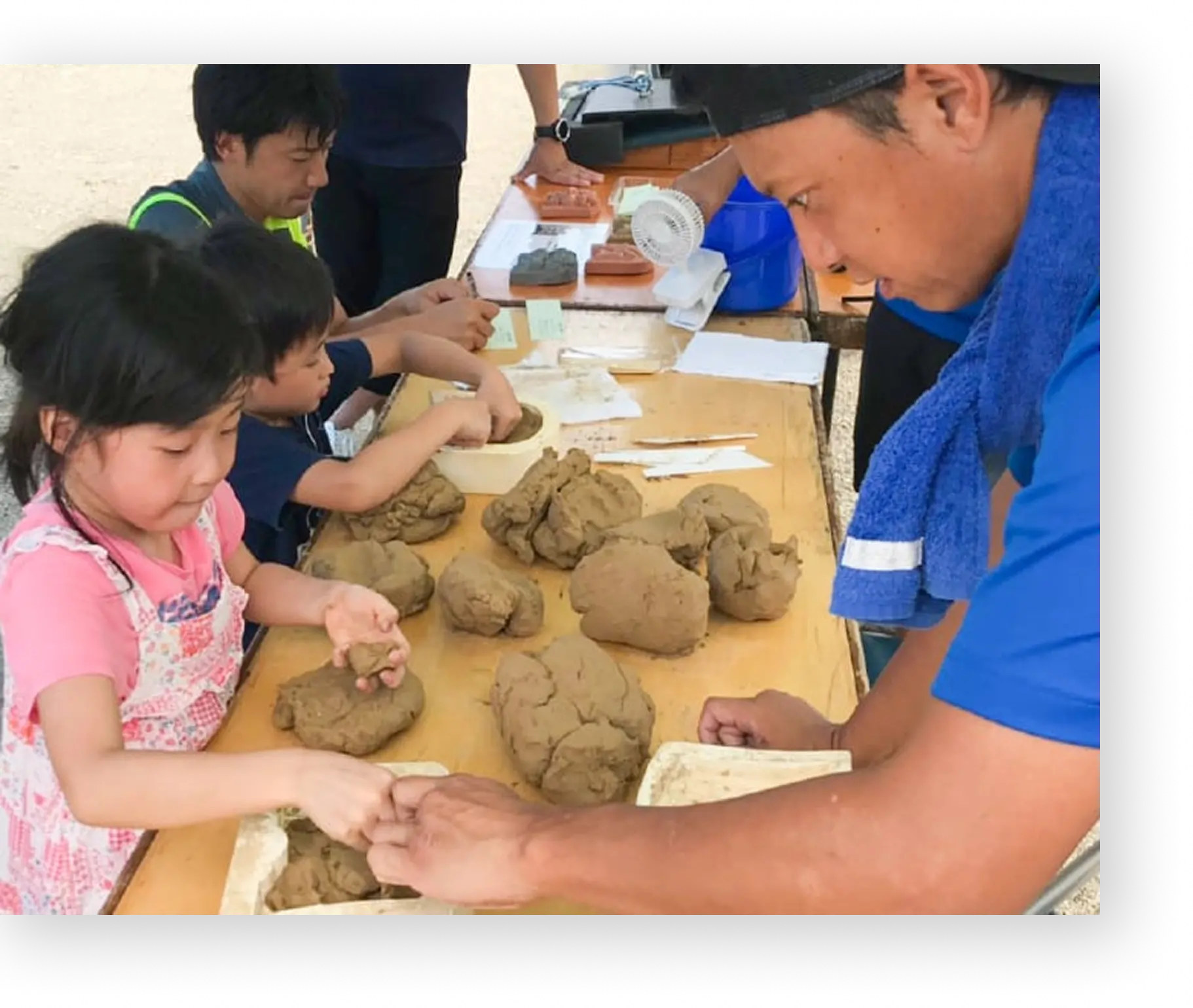 子供達がイベントで粘土遊びをしている