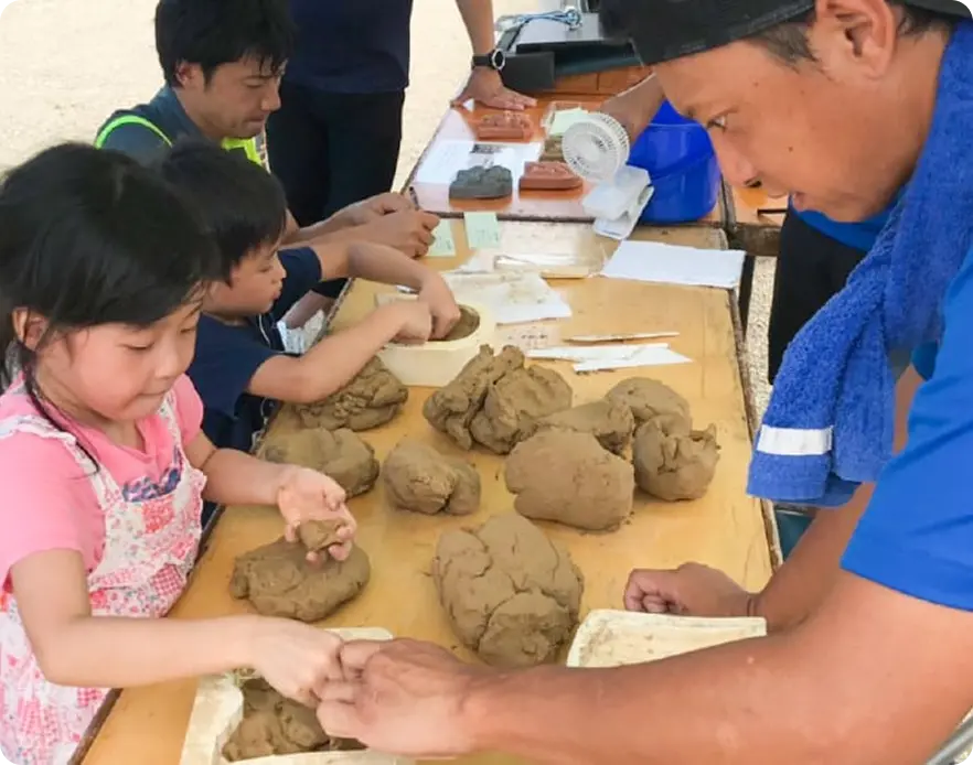 子供達が粘土遊びをしている