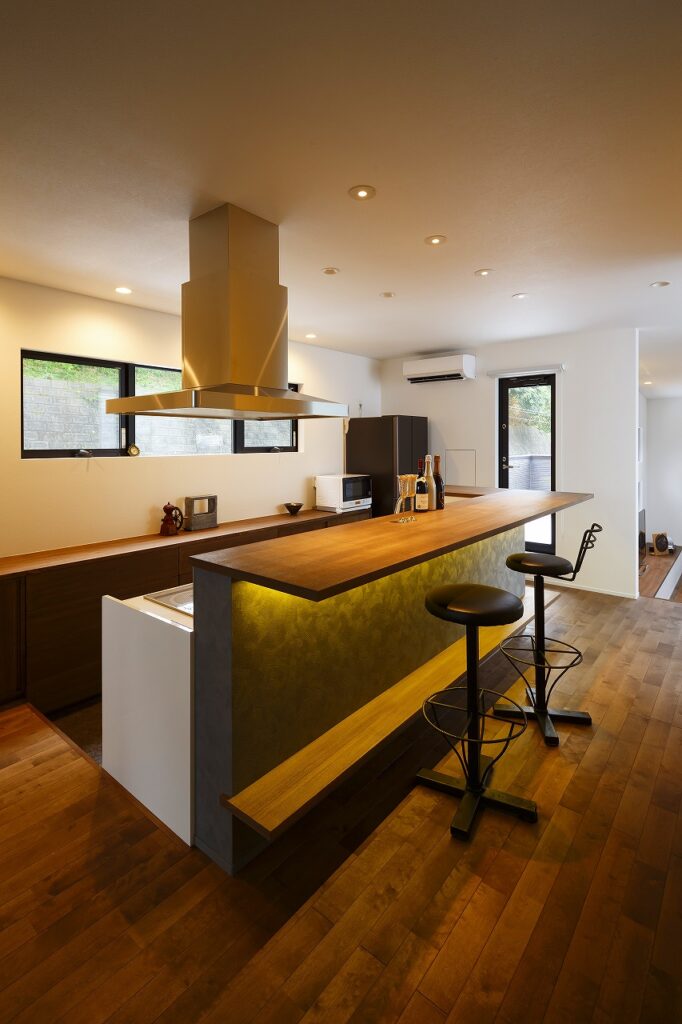 緑の借景を存分に楽しめる土間とバーカウンターのある家【静岡県浜松市】