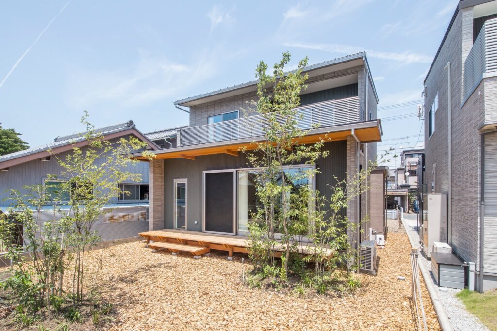 雑木の庭とのつながりを楽しむ無垢床と自然素材の家【静岡県浜松市】