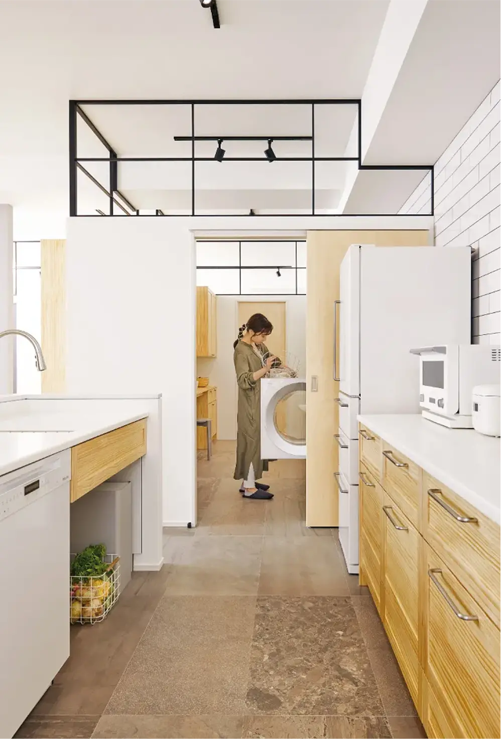 洗濯物を洗濯機へ入れる様子