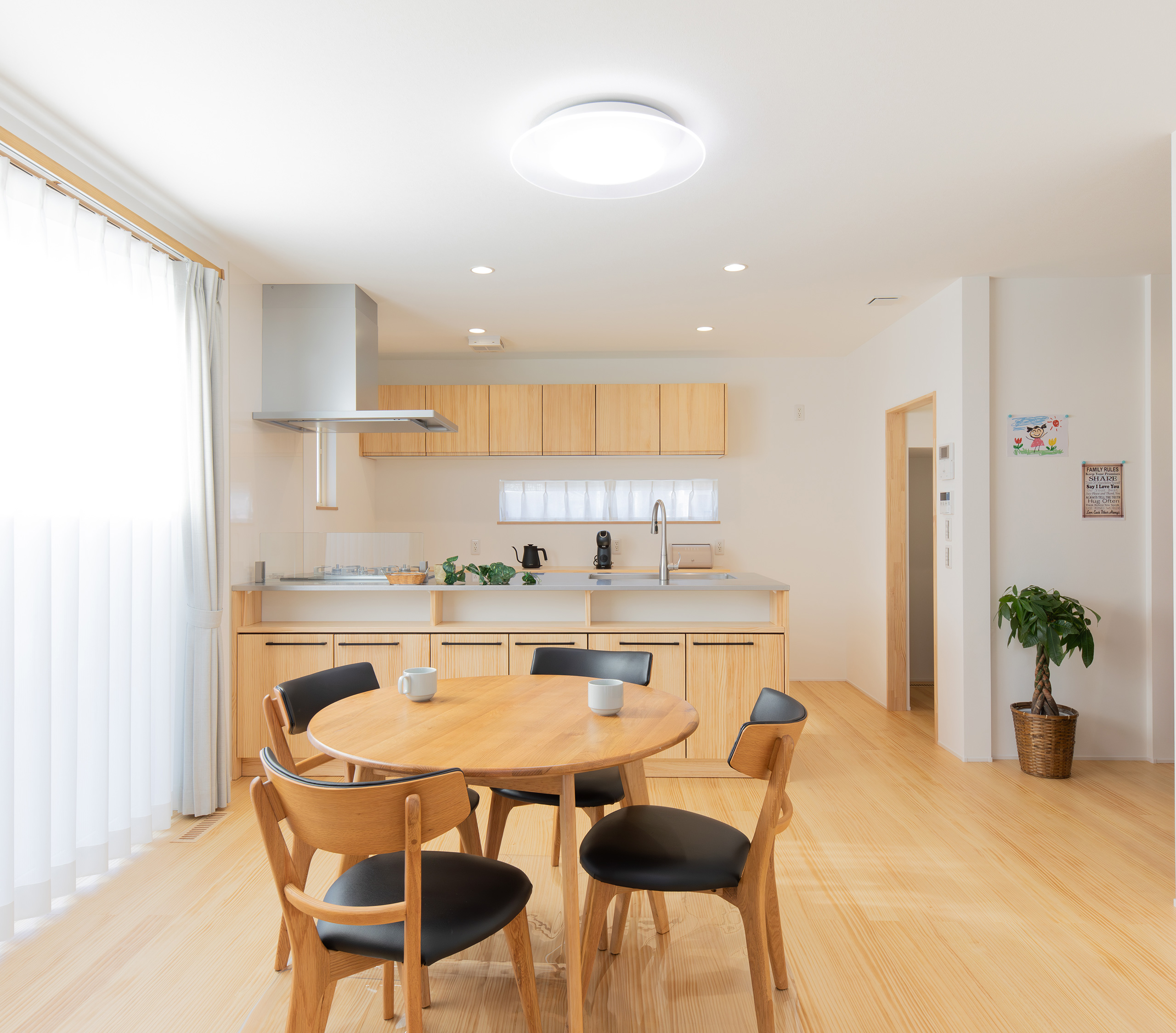 調湿作用がある<br />
本物の木で囲まれた空間