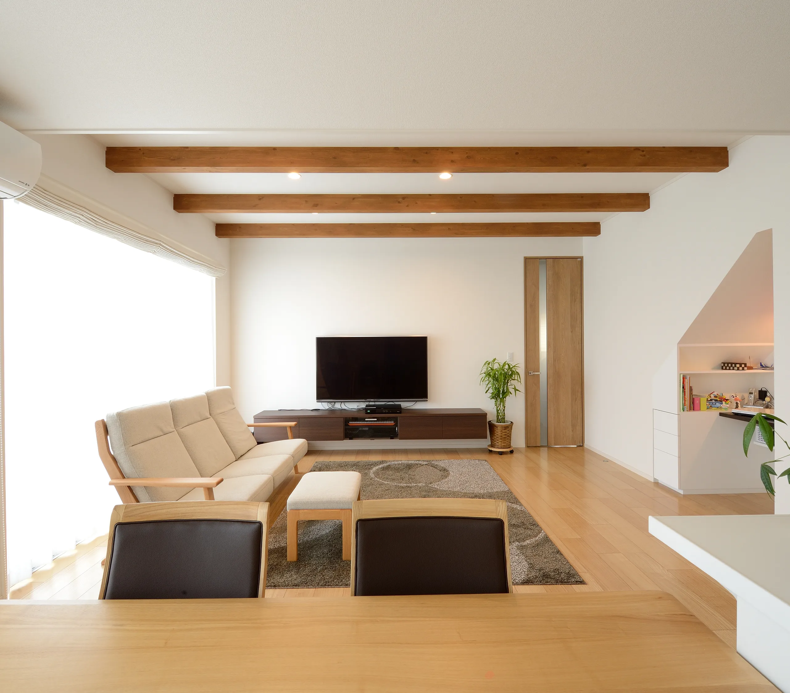 冬でもあたたかい<br />
日本古来の浮造りの床